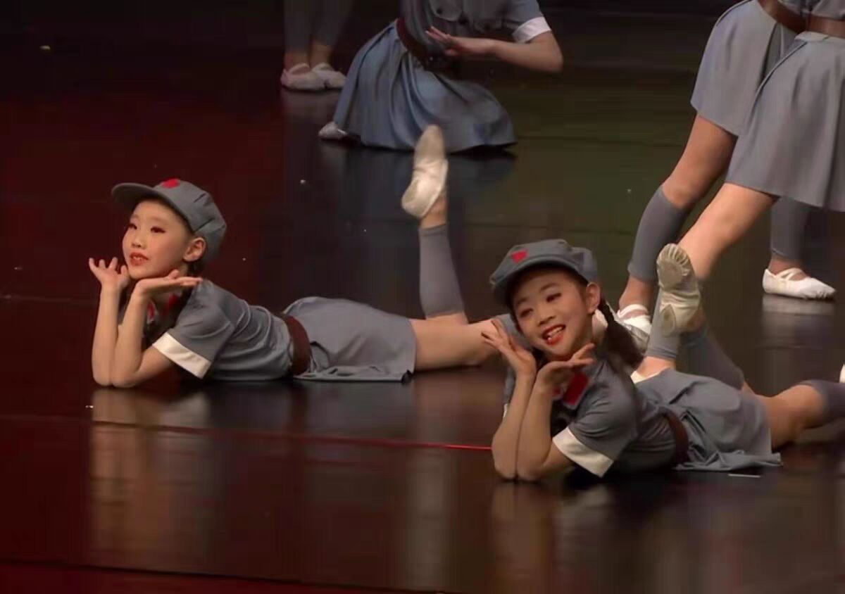 儿童小红军星星在闪烁舞蹈演出服闪闪红星幼儿八路军合唱表演服装