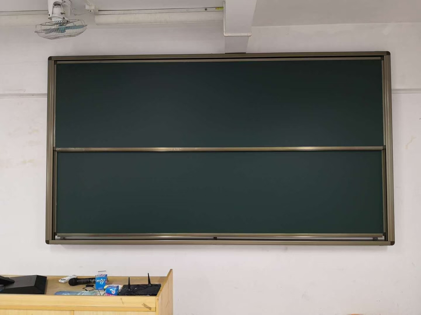 学校教室左右推拉绿板多媒体教学上下推拉黑板平面绿板厂家可定制