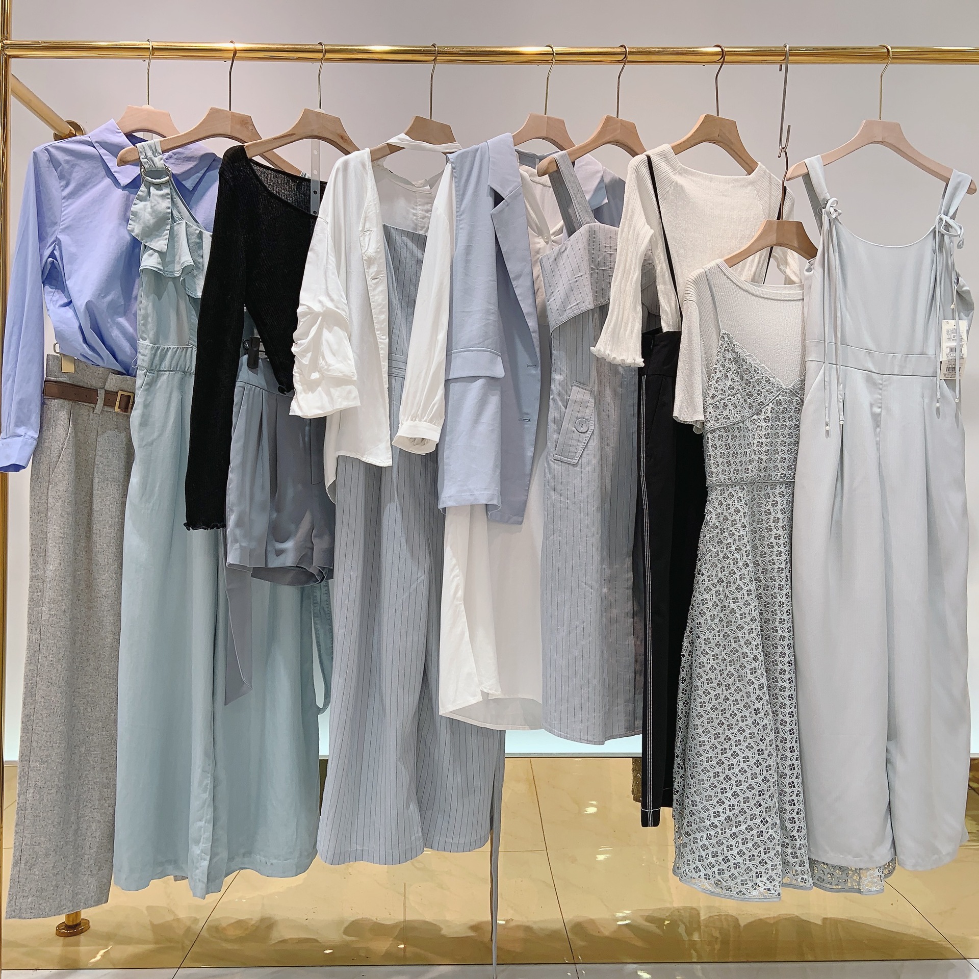 杭州四季青品牌折扣女装拉夏贝尔韩版小西装货源实体直播走份批发