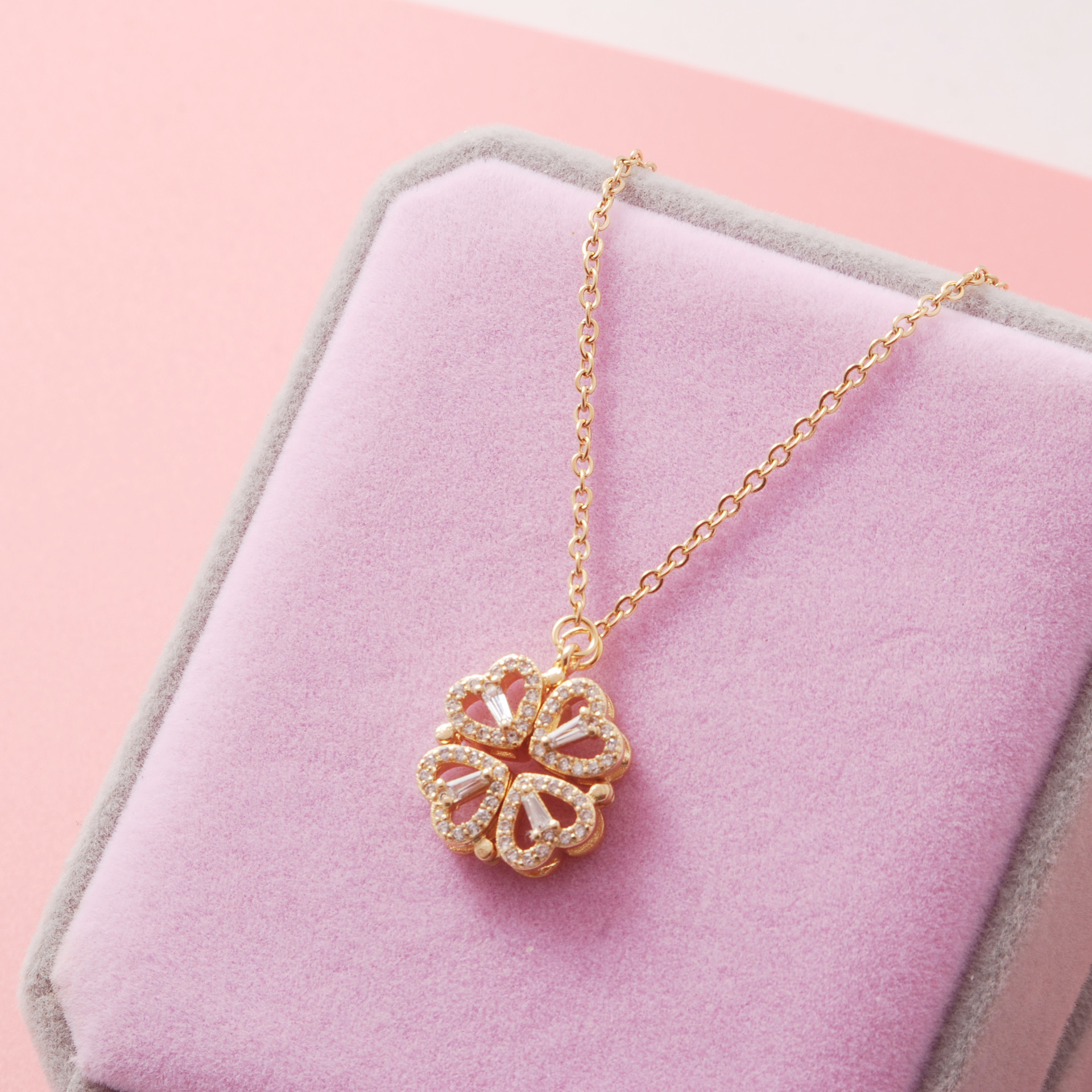 一款多戴满镶爱心四叶草折叠项链钛钢不掉色磁铁多宝盒创意锁骨链