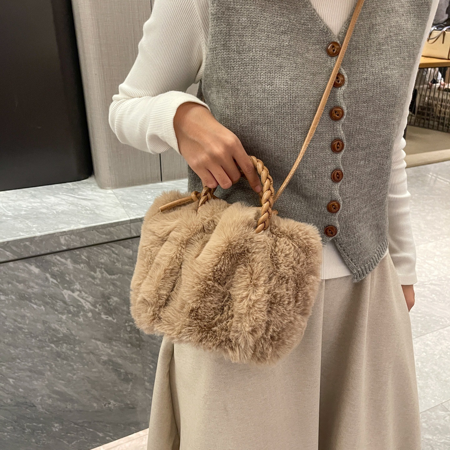 女包2023挎毛绒柔软云朵女包包百搭款高质感百搭手提抽绳单肩包女