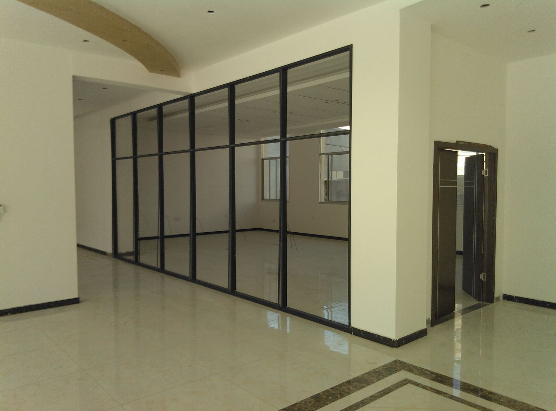 稳重大气铁灰色铝合金玻璃隔断办公室隔墙隔间磨砂玻璃会议室隔间