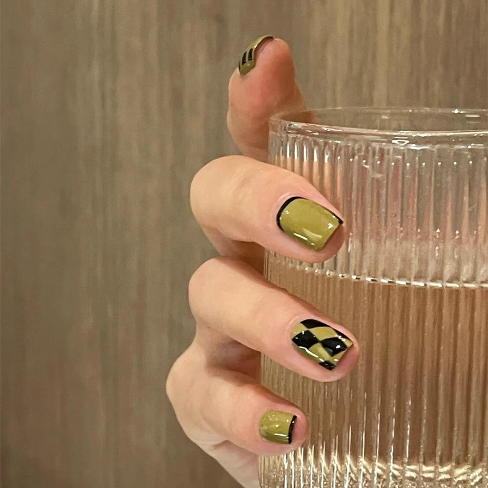 小红书同款气质显白指甲贴片 春季短款超薄橄榄绿棋盘格美甲甲片