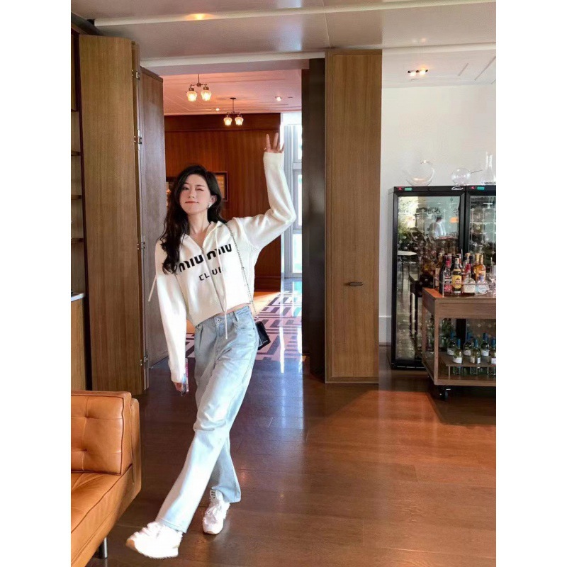 现货miumiu23秋冬新款女装学院风字母提花短款连帽针织开衫毛衣女