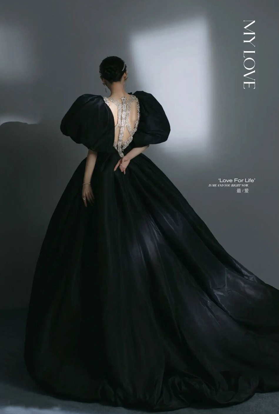 新款影楼旅拍主题服装婚纱摄影写真法式复古拍照黑泡泡袖缎面礼服