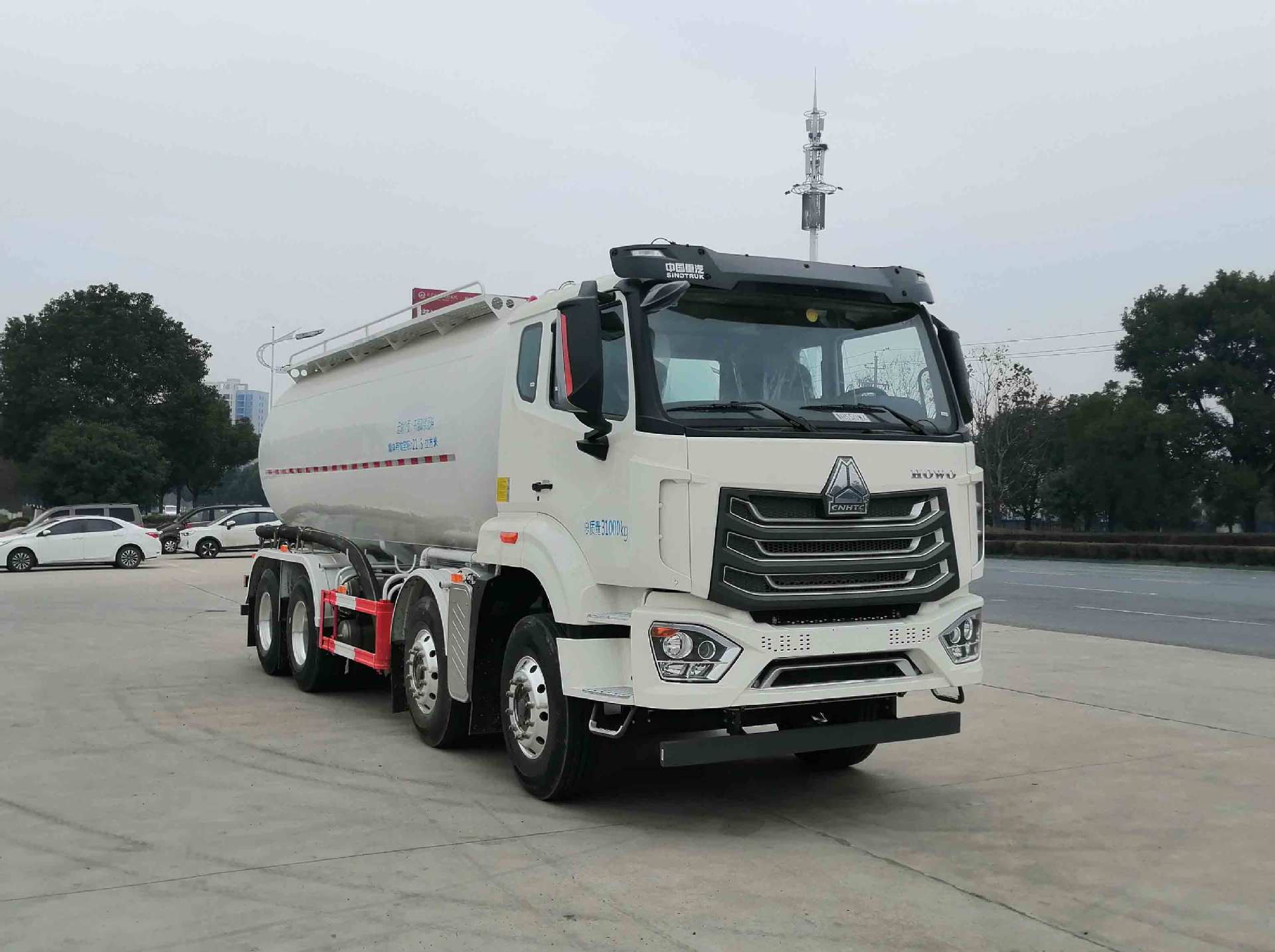 重汽豪沃前四后八zz1317v306jf1干混砂浆运输车 22方干混砂浆车