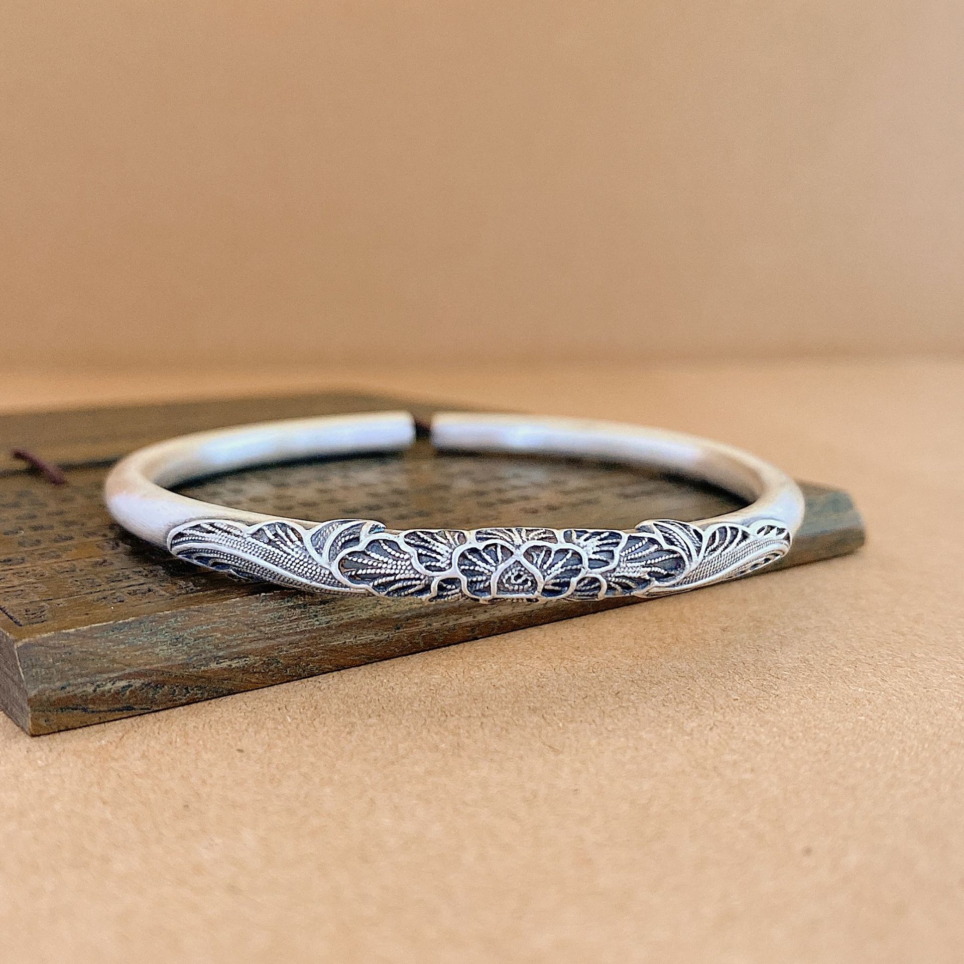 足银999银手镯磨砂做旧花丝牡丹花圆棍开口女士推拉纯银手镯