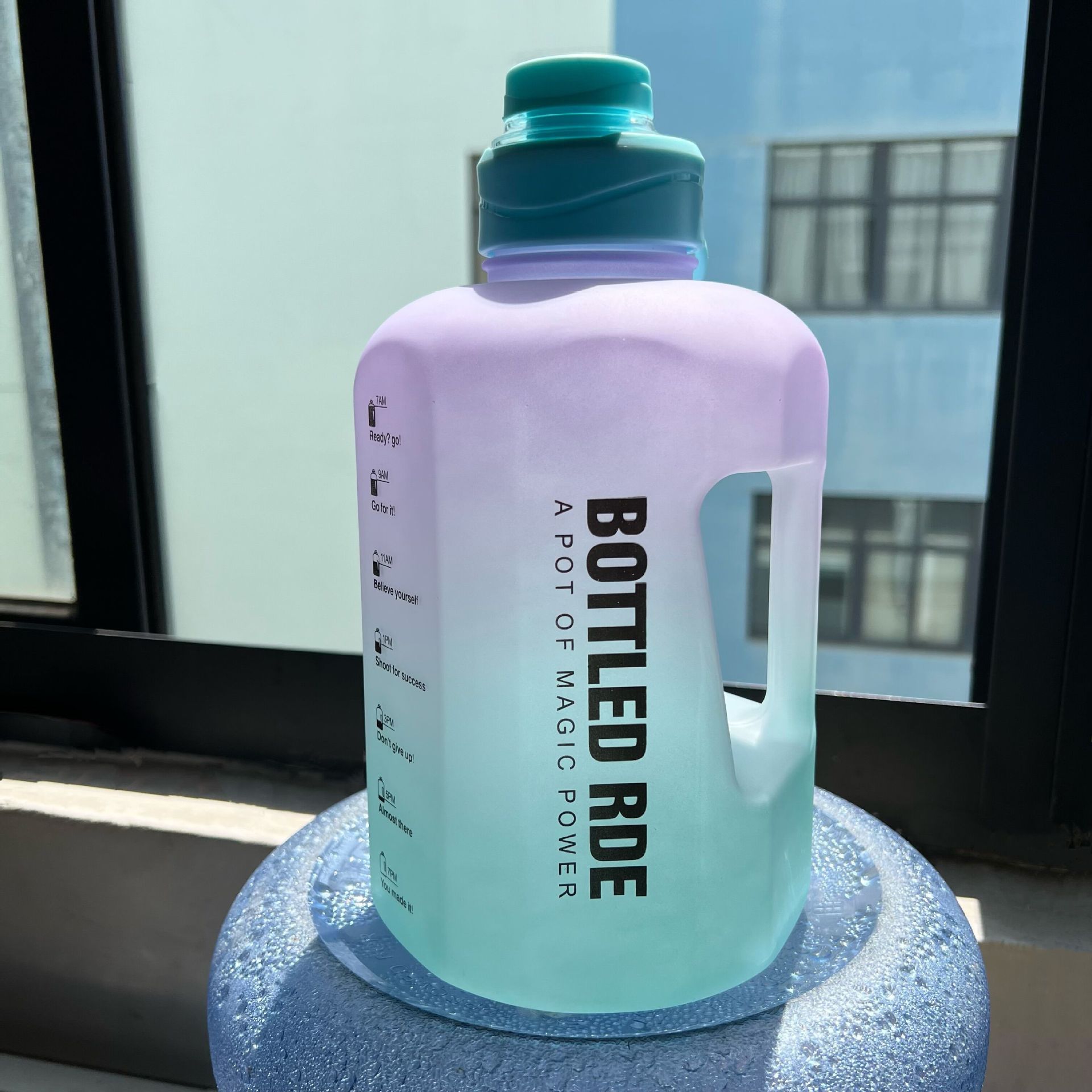 渐变色磨砂健身水壶大容量吨吨桶运动水杯耐高温户外便携水杯