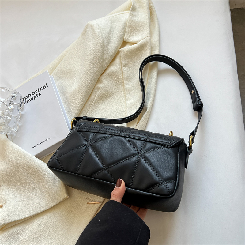 Korean Simple Thick Chain Fashion Messenger Bag for Women 2022 New French Minority Versatile Rhombus Single Shoulder Small Square Bag