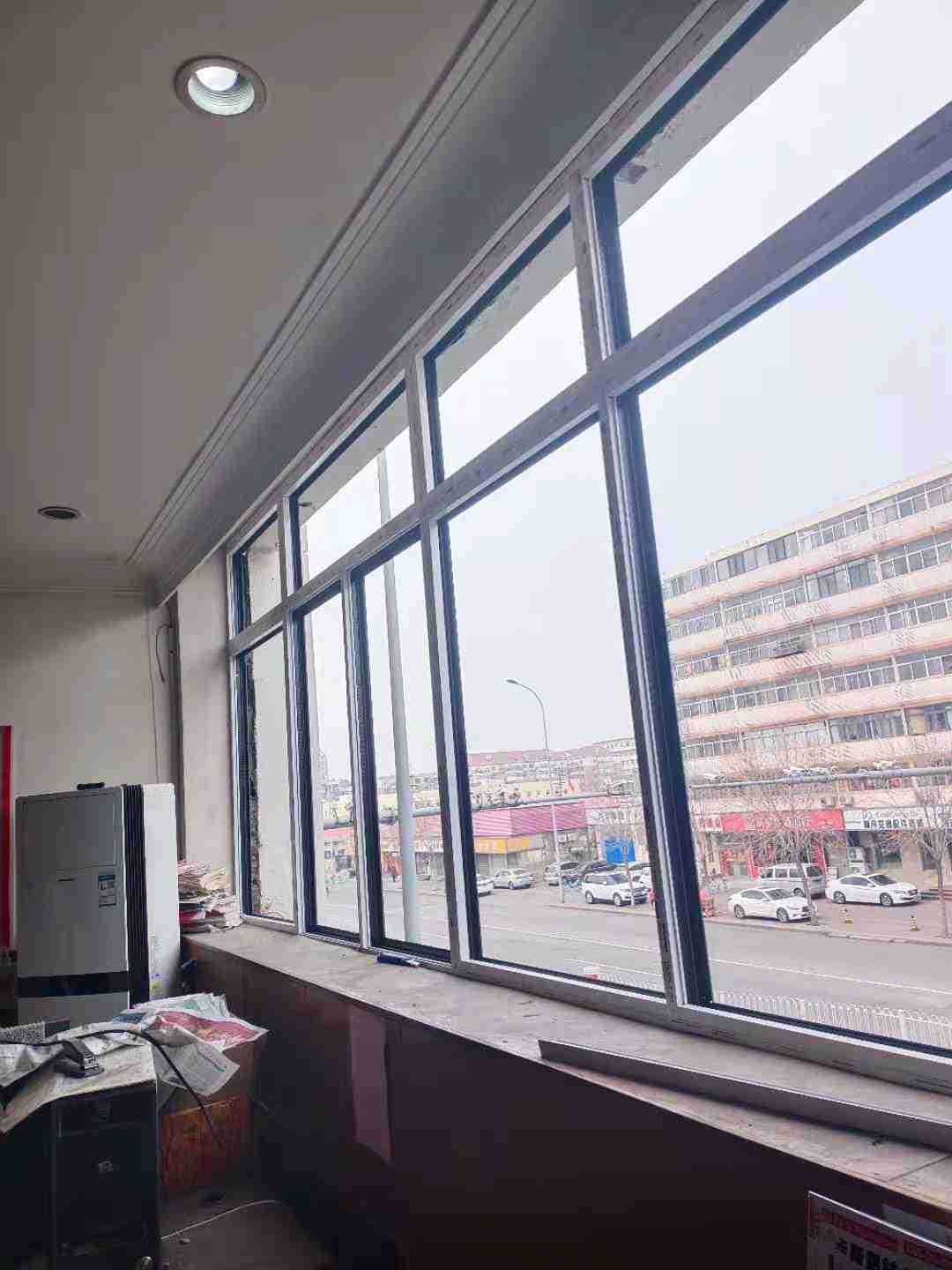 断桥铝内白外灰双层玻璃隔音隔热大阳台