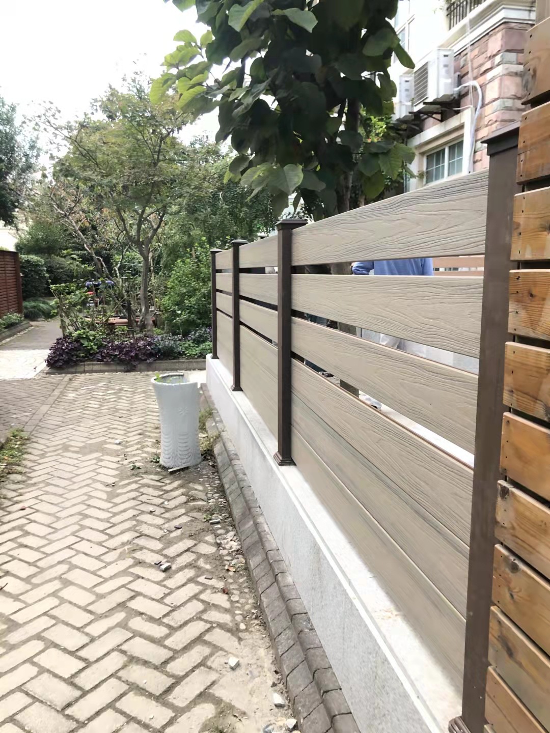 安徽固久木塑厂家直销二代代挤地板塑木板条实心地板