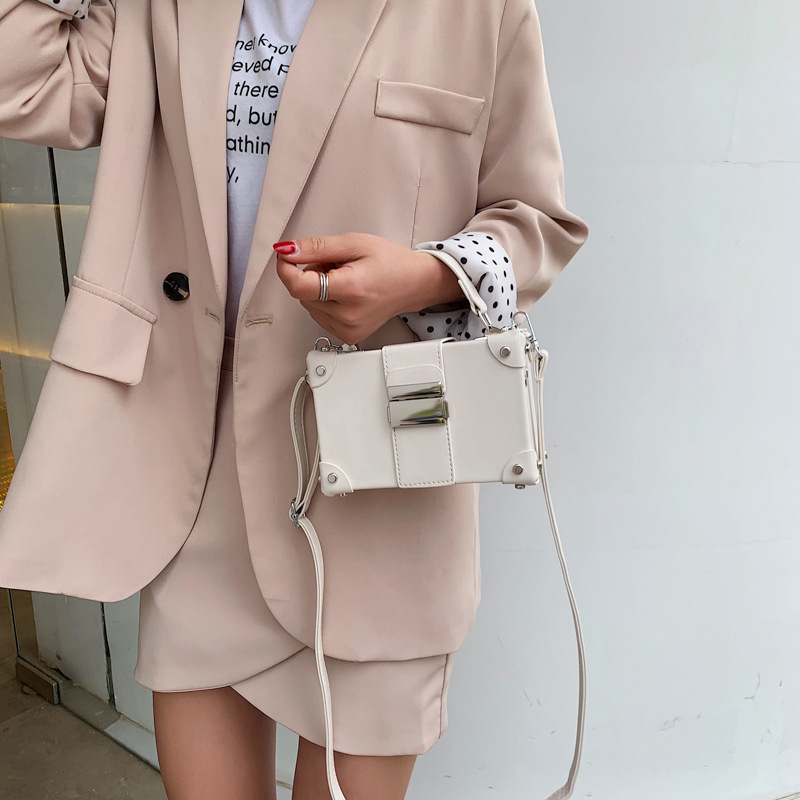 2023 New Chain Bag Women's Twist Lock Shoulder Bag Handbag Women's Solid Color Fashion Small Box Bag