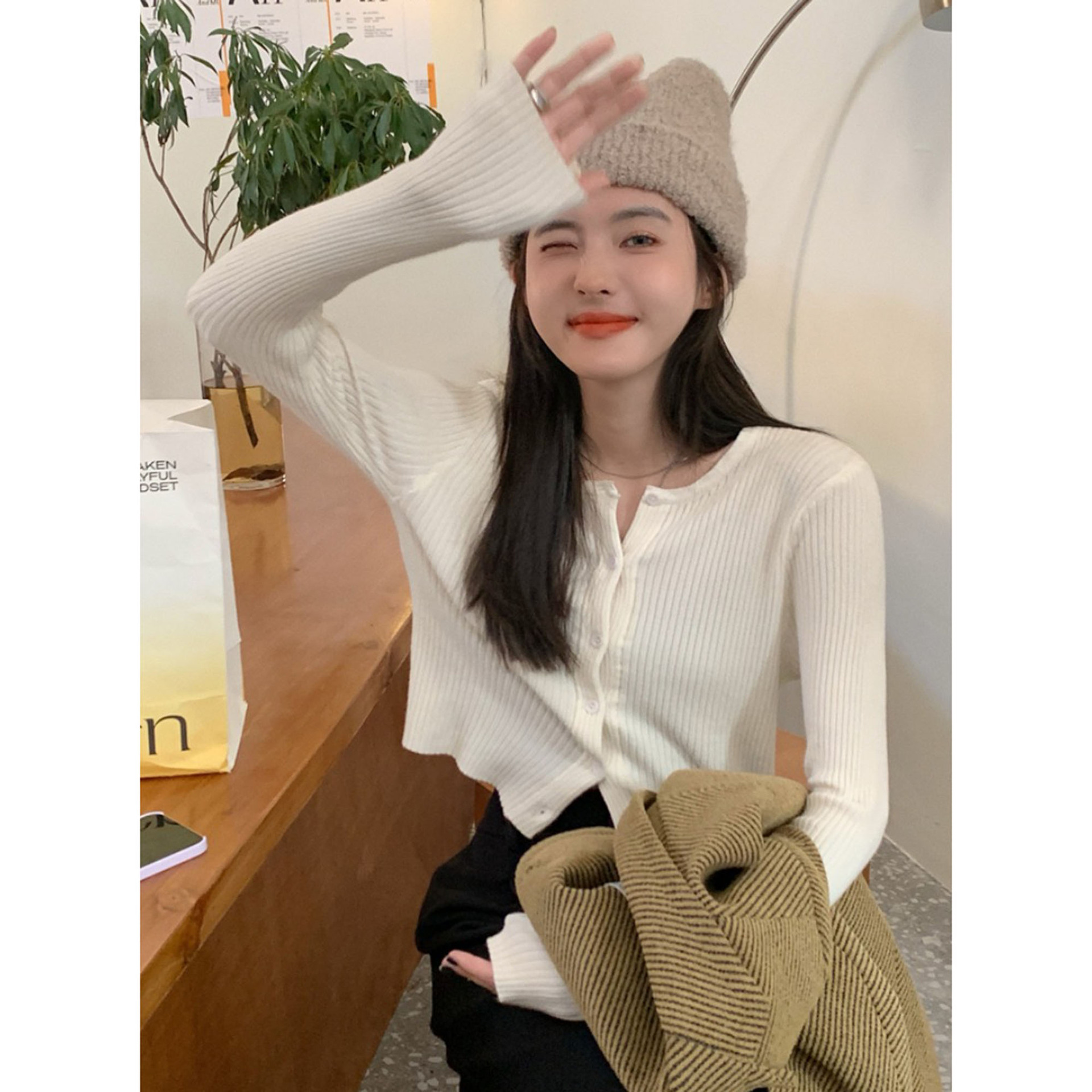 白色短款毛衣外套女装春秋季薄款设计感针织开衫2022新款纯欲上衣