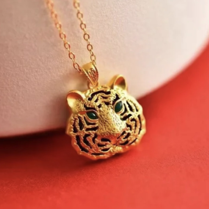 18k金小脸虎吊坠au750彩金生肖虎玛瑙项饰实心不脱模水贝黄金首饰