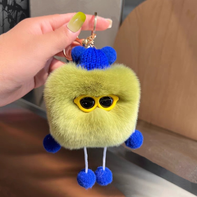 可爱丑东西小煤球汽车钥匙扣挂件蓝帽子墨镜小人毛绒球背包包挂饰