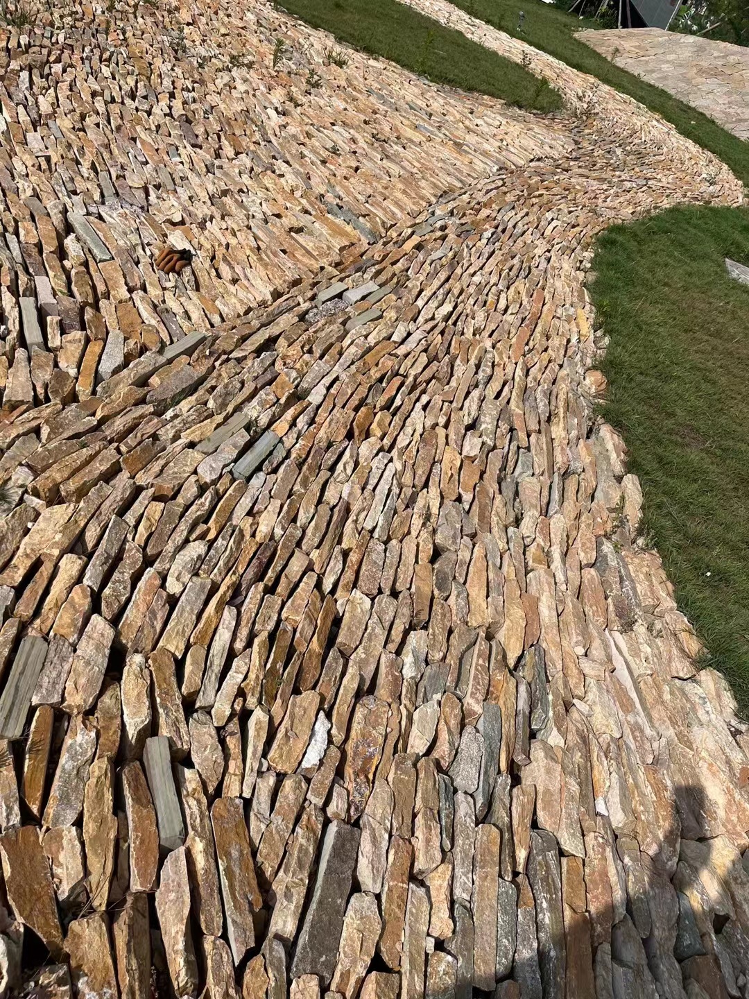 跌水石锈色边条胶黏文化石毛边条青色地面铺装毛石条墙面装饰石板