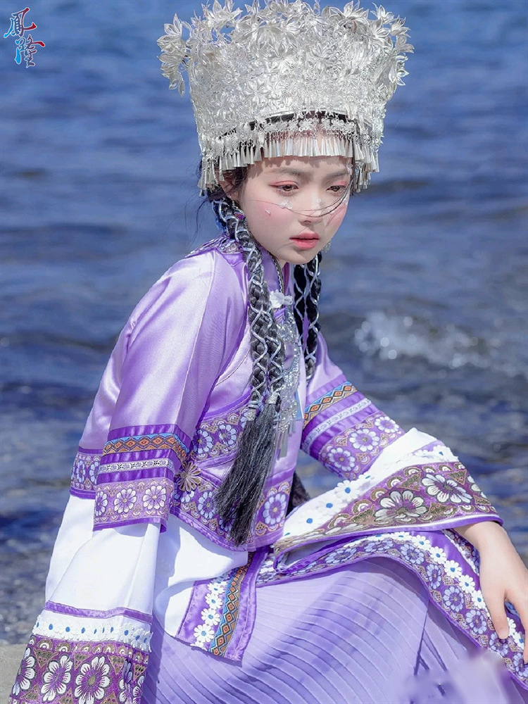 凤凰古城苗族服装女苗疆少女服饰紫色汉服舞台表演风旅拍摄影写真