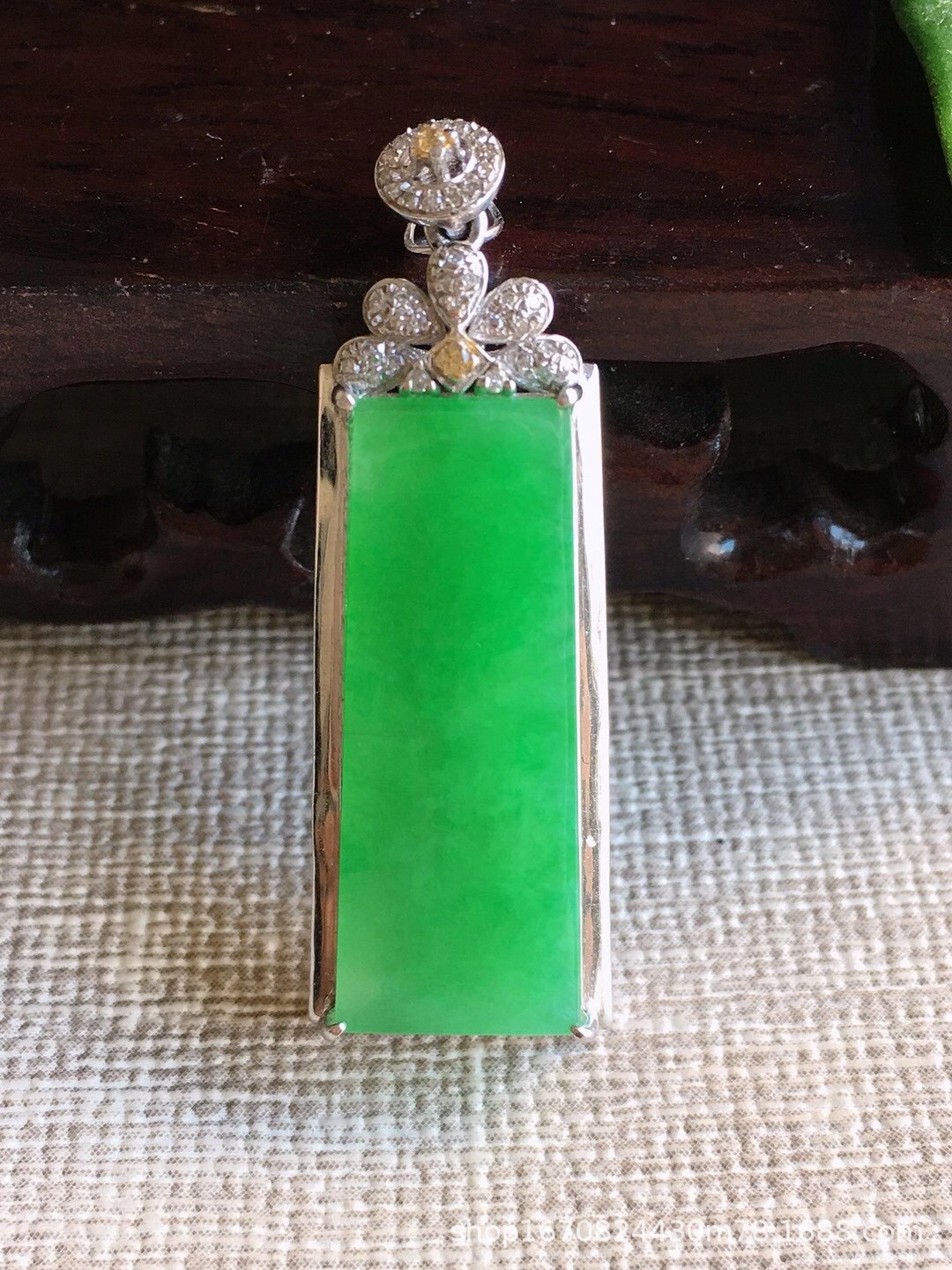 翡翠a货辣绿冰种男女款玉佩挂件批发18k金镶嵌无事牌翡翠吊坠