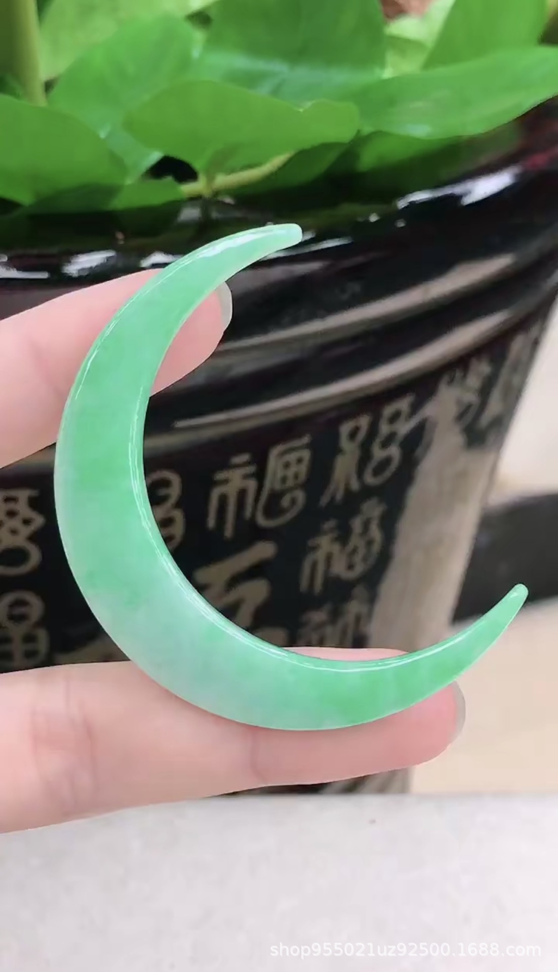 缅甸天然翡翠a货冰种满绿月牙吊坠尺寸53.6x10x3.1mm重量6.95g