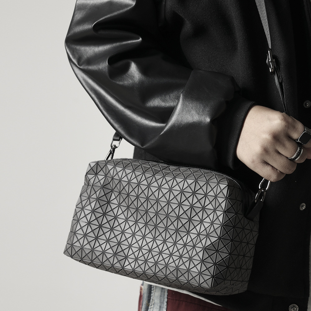 2022新款韩版男士马鞍包单肩斜挎包男女情侣方形硅胶盒子包小方包