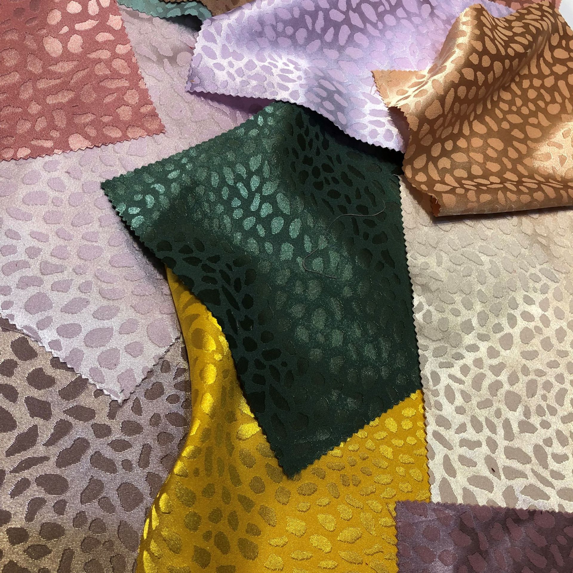 涤纶石头花缎面提花面料 欧美时装连衣裙睡衣弹力色丁仿真丝面料