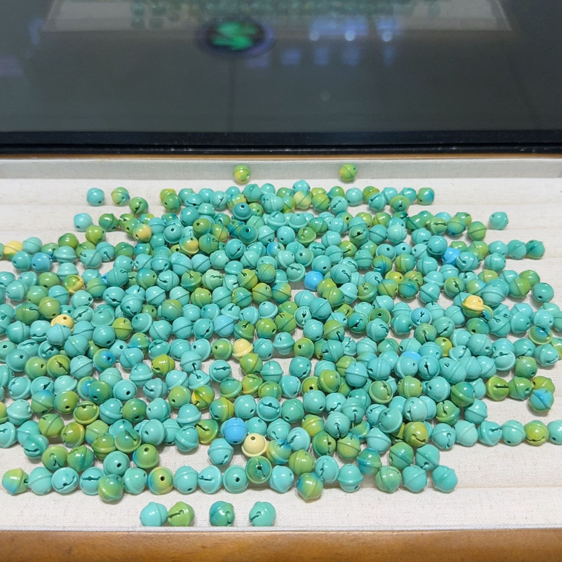 菱镁矿小铃铛文玩配件手工diy手串手链时尚饰品配饰 颜色随机