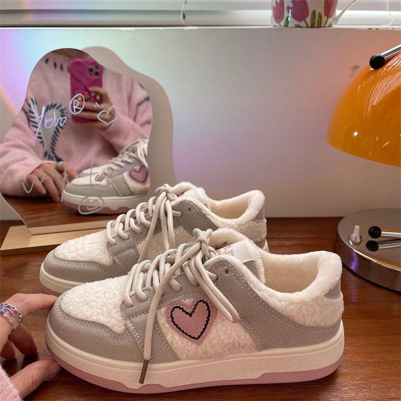 少女粉运动鞋女学生冬季新款小众设计加绒爱心百搭厚底板鞋潮