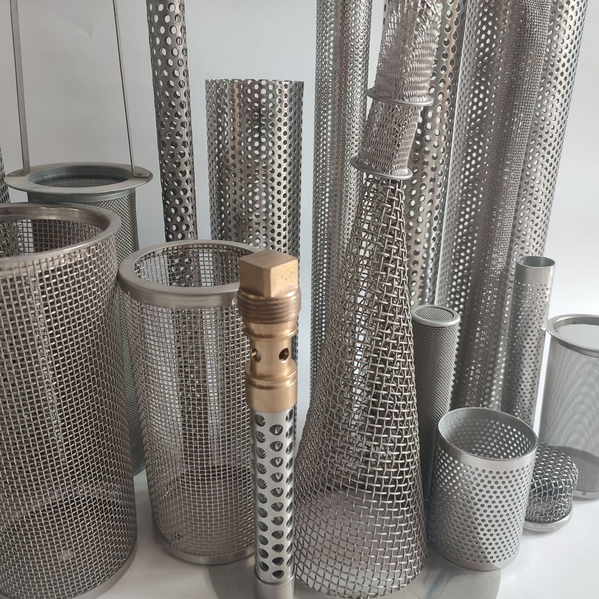 过滤网筒不锈钢网筒锥形筒冲孔过滤管中心杆编织网过滤桶滤芯支撑