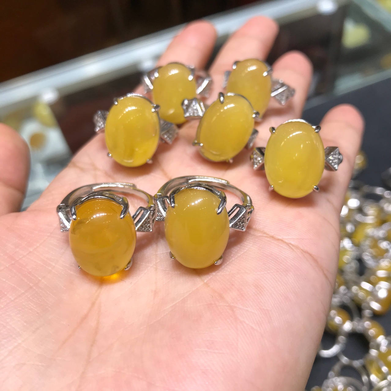 蜜蜡戒指鸡油黄大蛋面戒指镶嵌复古名族风男女情侣款支持鉴定