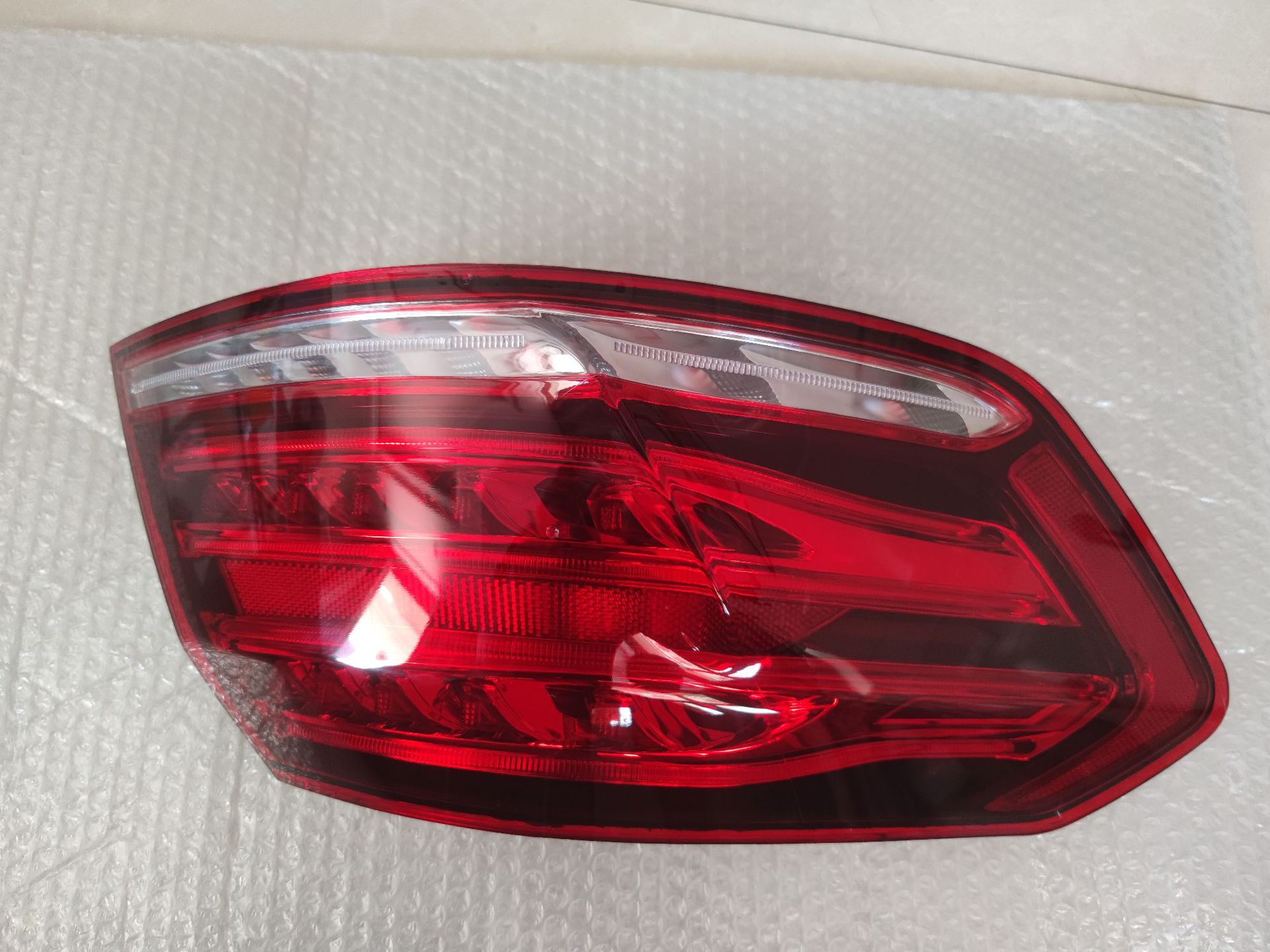 适用于奔驰e级尾灯