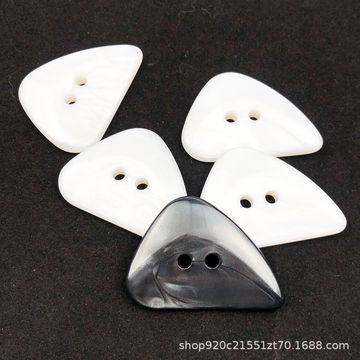 两眼大扣子白色异形三角塑料纽扣不规则装饰扣毛衣毛呢大衣外套