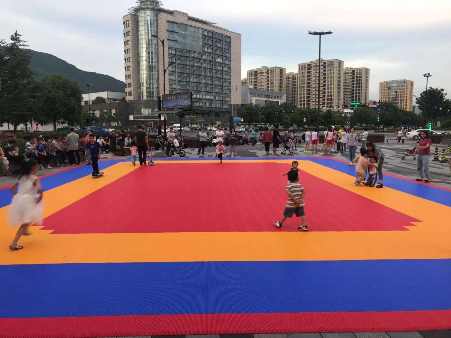 室外悬浮地板轮滑滑冰场地地板幼儿园篮球场悬浮地板塑料拼装地板