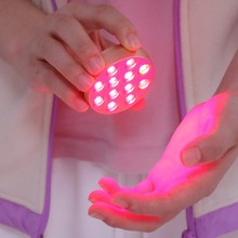 外贸跨境家居新款便携式LED近红外线红光美容理疗灯手持腕表式