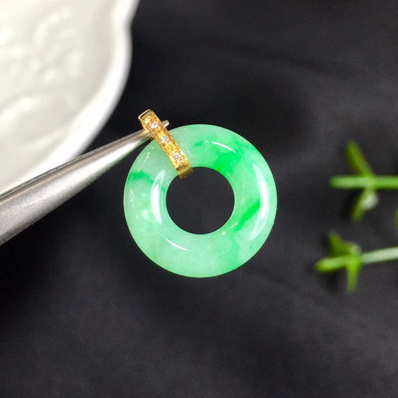 天然翡翠a货甜甜圈吊坠锁骨链 18k金镶嵌正阳绿水头润 老坑老料