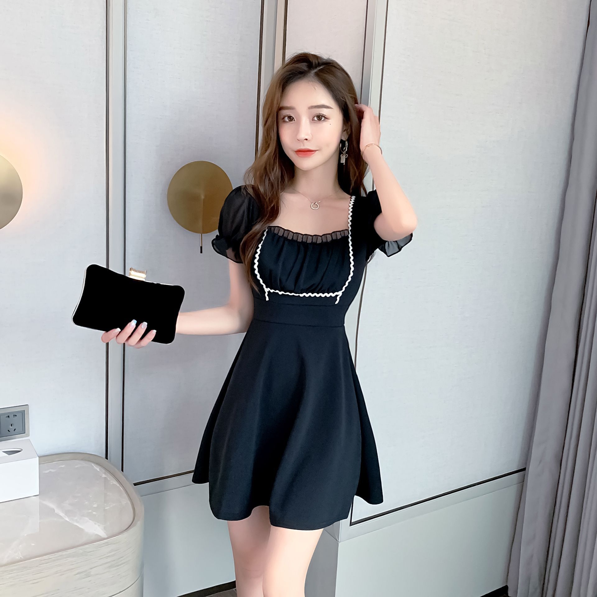 赫本气质小黑裙少女炸街短裙夏季收腰方领露肩短袖伞摆连衣裙蹦迪