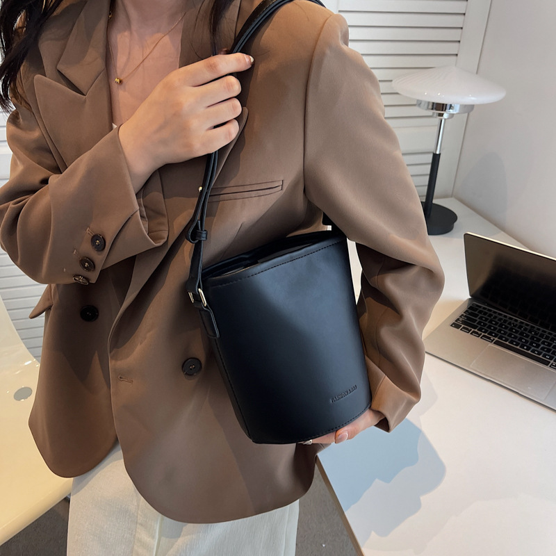 Internet Celebrity French Style Niche Bag New Fashion Simple Retro Portable Bucket Bag High-Grade Underarm Shoulder Bag