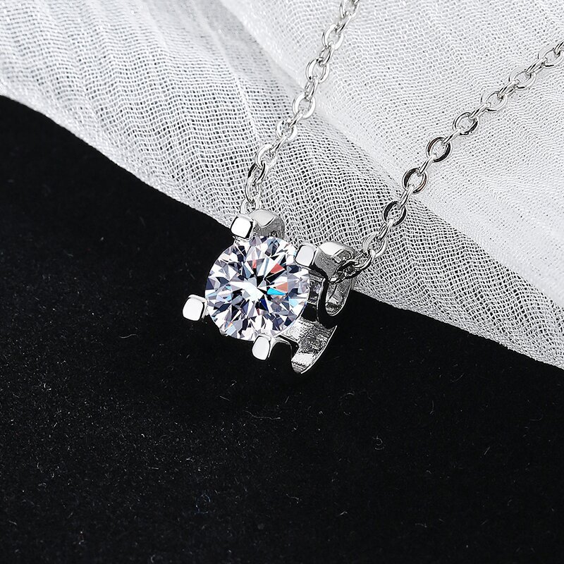 【新品特卖】纯银白金牛头莫桑石项链女款镶嵌莫桑钻吊坠婚礼送礼