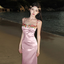 粉色连衣裙女刺绣花朵度假风海边缎面吊带裙