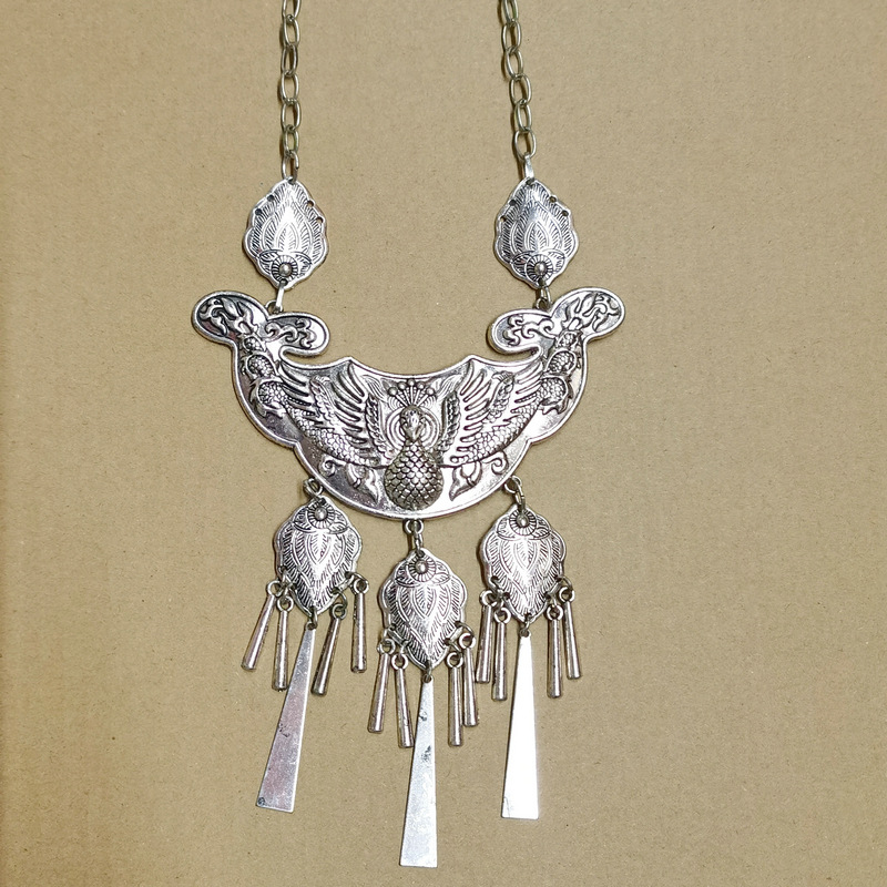 特色云南民族风复古苗银孔雀项链项坠室外人物摄影服装拍摄道具