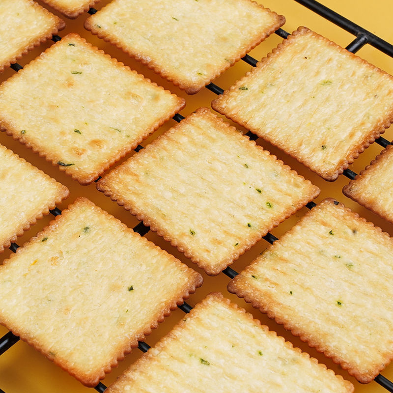 香葱薄饼零食休闲零食好吃的零食苏打饼干批发价
