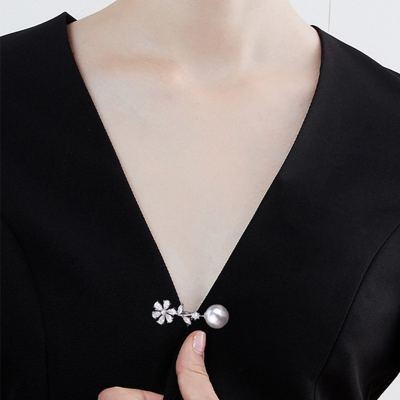 高档v领防走光胸针女衣服胸花别针领口领针固定神器精品配饰批发