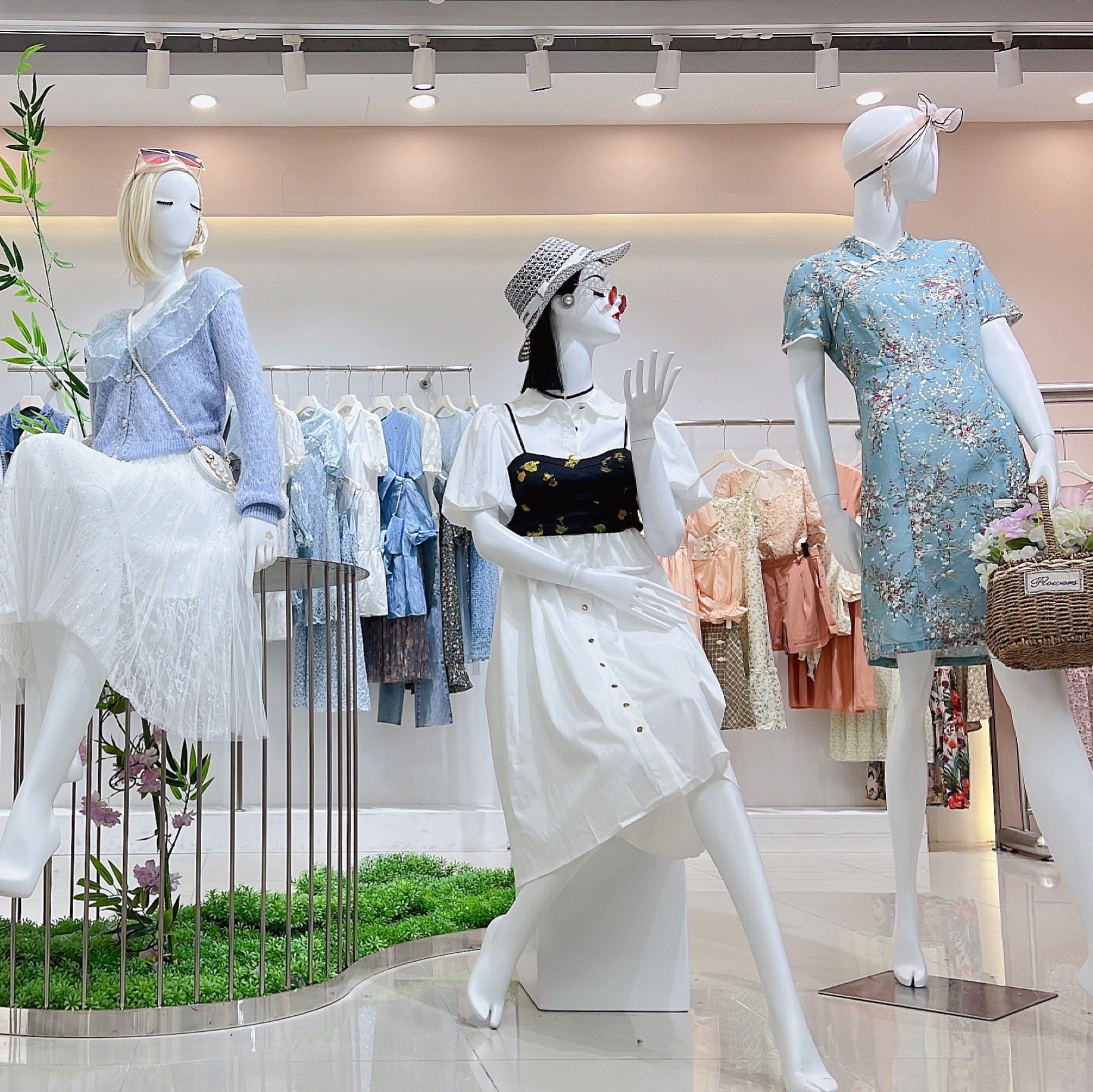 品牌简介:我们主要针对的客户群体,实体女装店客户,二级批发商客户