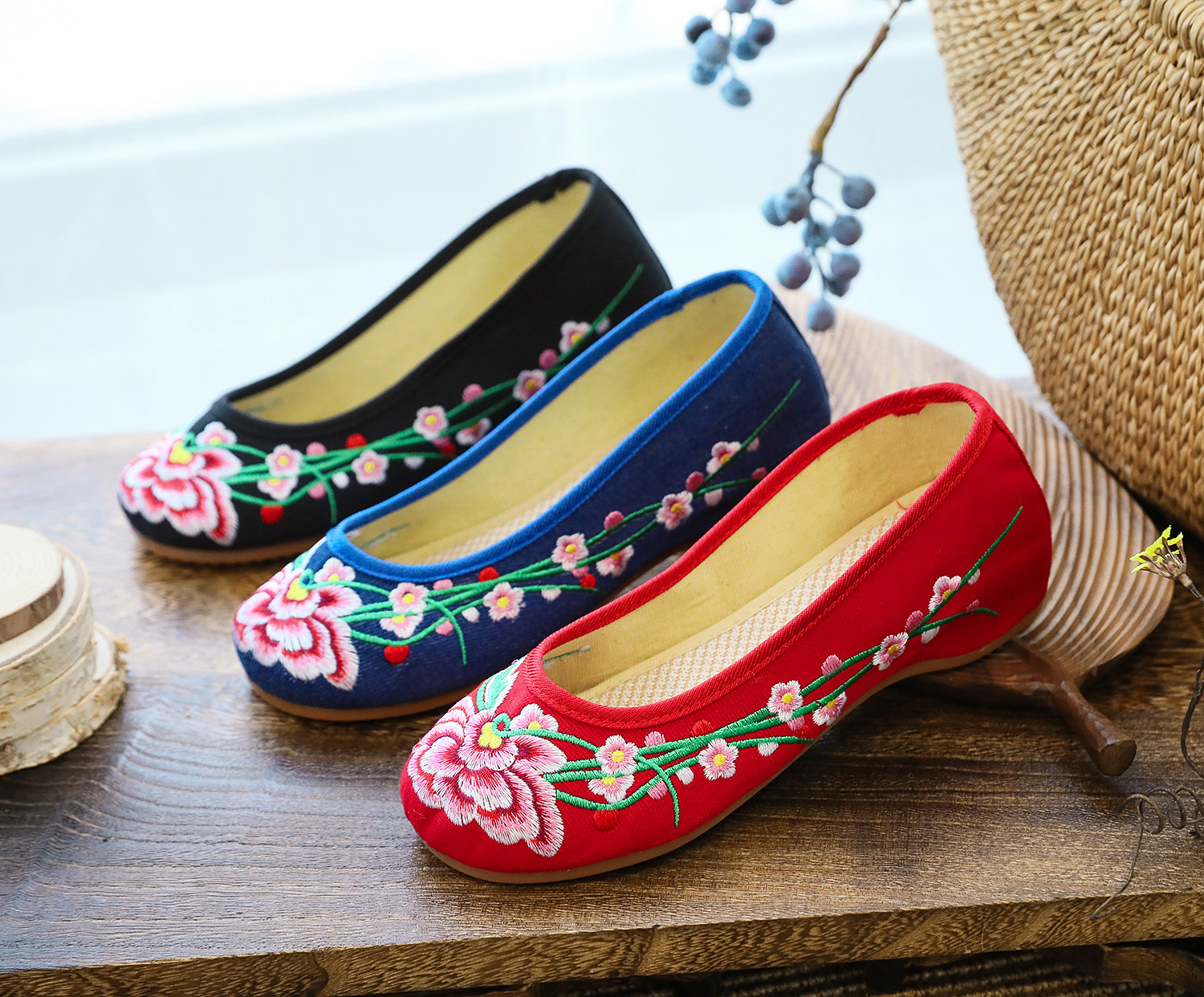 相思梅布鞋女绣花鞋民族风宽脚牛筋软平底广场舞妈妈春秋刺绣红鞋