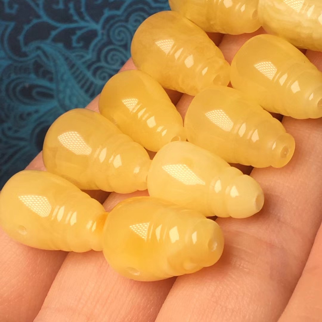 厂家批发天然俄料蜜蜡三通 满蜜鸡油黄 纹路漂亮 形状饱满规整