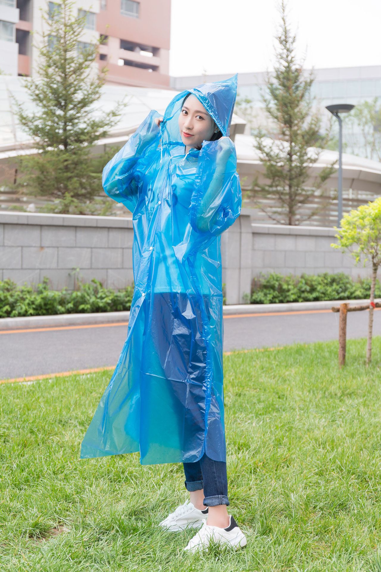 加厚一次性雨衣pe成人纽扣雨衣特厚帽带连体雨衣95克