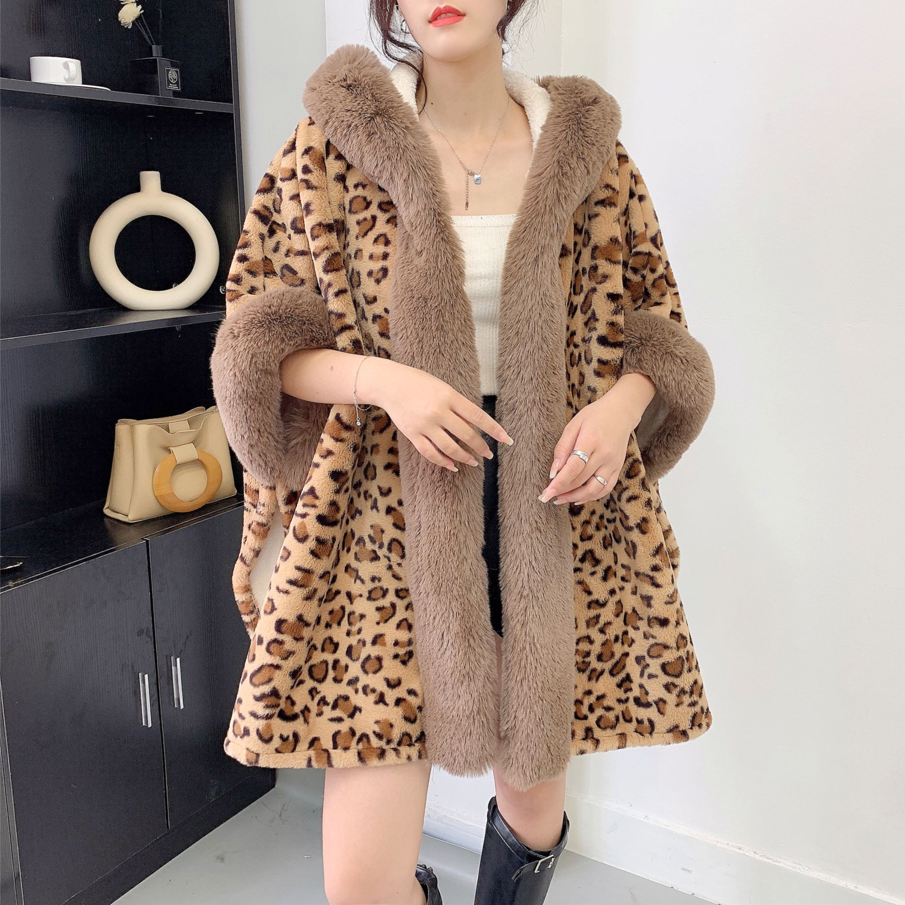 European and American Hip Hop Style Warm Velvet Padded Thickened Loose Large Leopard Print Spot Fur Cape and Shawl Big Fur Collar Outer Wear