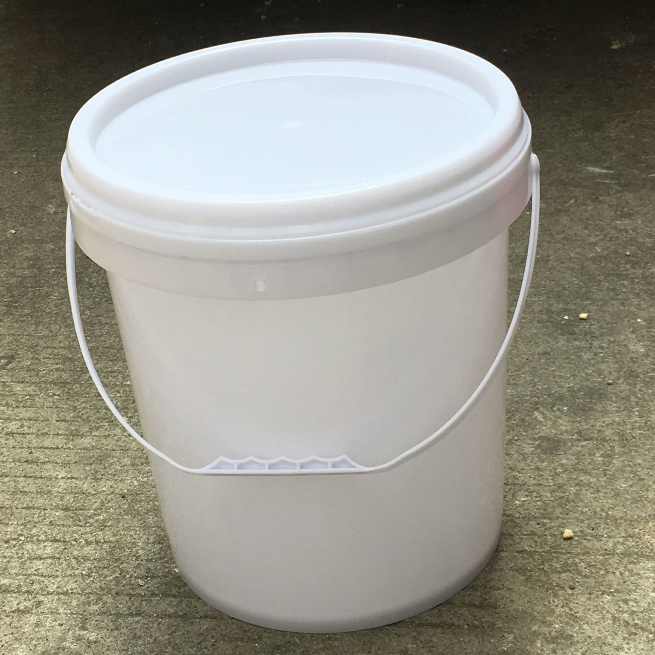 河南厂家现货25l公斤白色塑料桶圆形化工桶密封桶涂料油墨包装