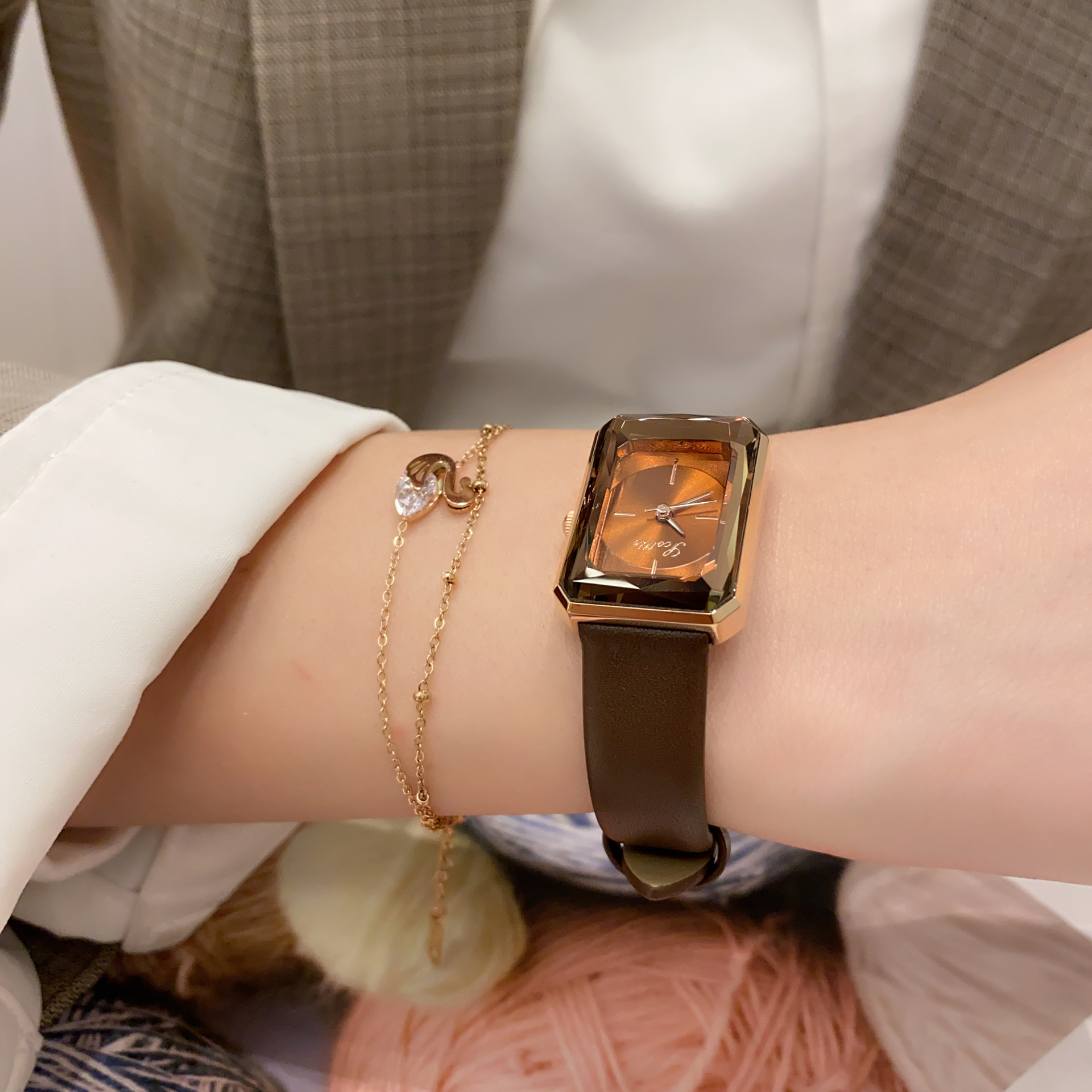 诗高迪2021新款优雅小方表女士手表时尚防水女表宝石般镜面石英表