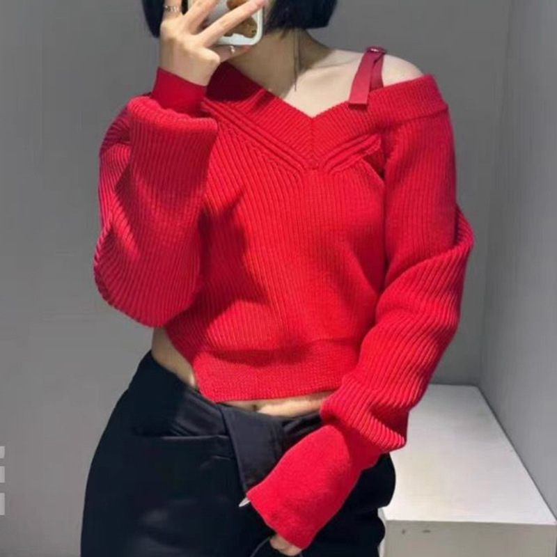 现货jennie白鹿同款新年红v领不规则肩带漏肩短毛衣纯欲针织衫女