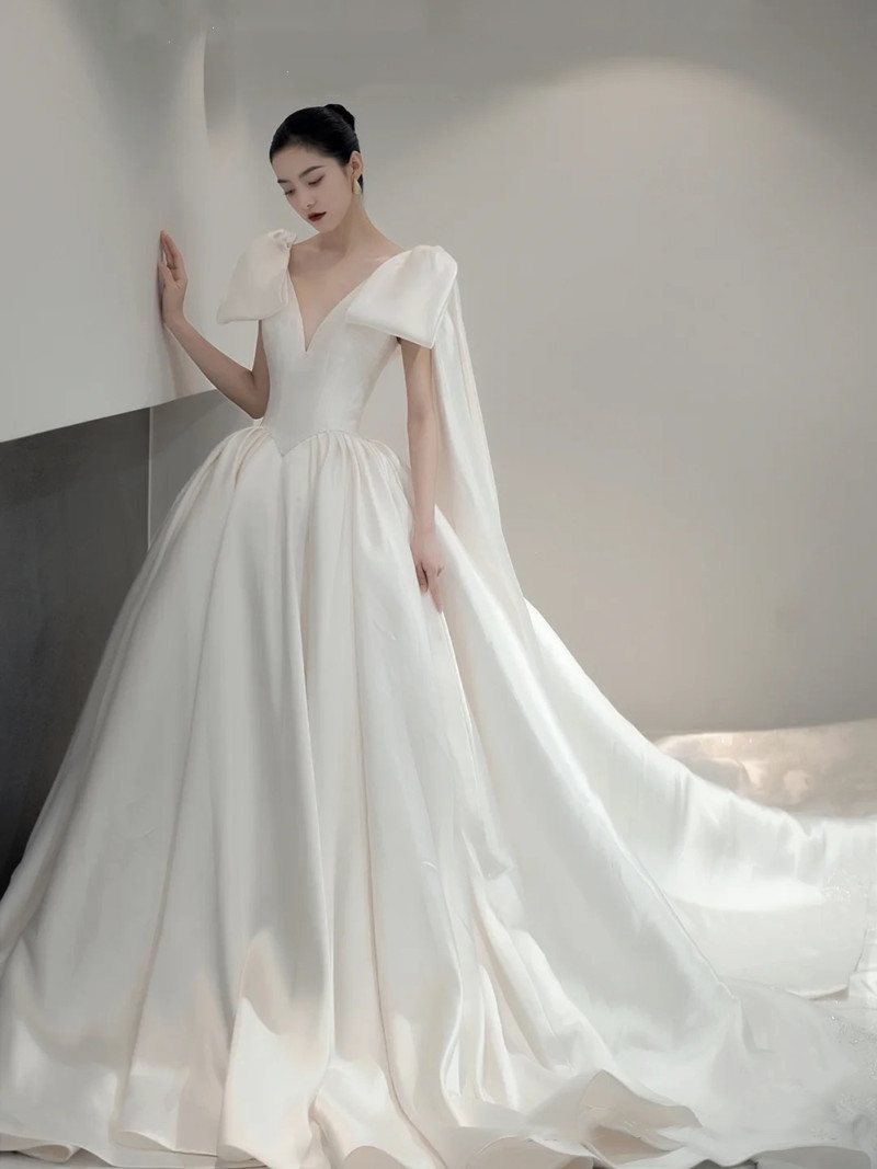 2021年新款缎面v领大拖尾婚纱结婚主纱宫廷风-阿里巴巴